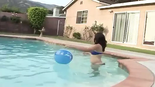 Leenuh Rae, esmer saçlı, yumuşak yuvarlak götlü ve gerçek memeli, kabarık meme uçları olan eğlenceli ve sevgi dolu bir kız.