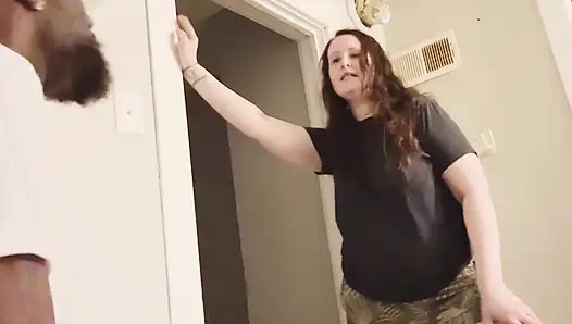 Она трахает мокрого друга ее пасынка