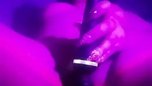 Yatak odamda amcığımla tek başına oynuyorum