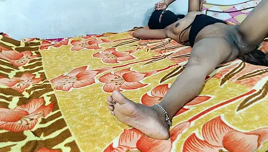 Hintli Ateşli Evli Kadın Ev Yapımı Amcık Yalama Göğüslerini Sakso Çekiyor