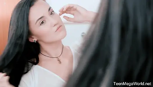 Ateşli kız duşta amcığını ovuyor