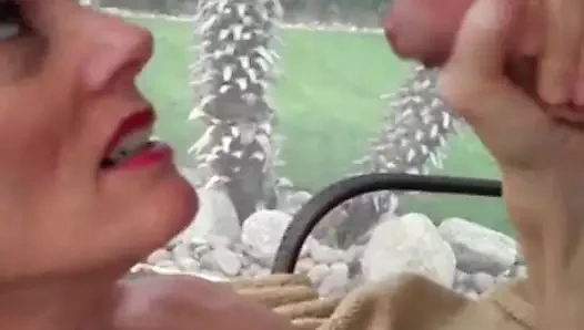 Aldatılan evli kadın olgun temizlik yapıyor