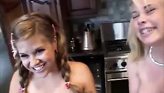 Amatör genç lezbiyenler yalama kedi