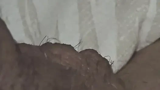 Üvey oğlu kırık kolla ereksiyonunun icabına bakamadı ve üvey anneye elle muamele istedi