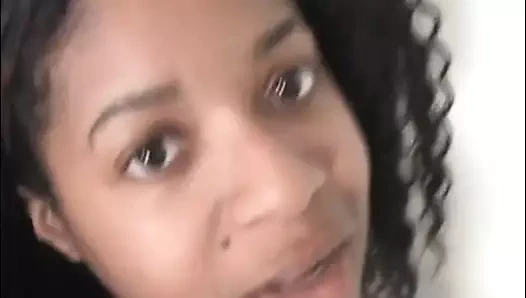 Mocha güzellik ile büyük doğal memeler alır bir huuuge yüz