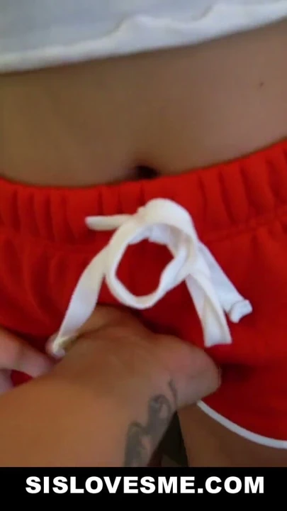Seksi üvey kız kardeş Ashley Red'in aptal üvey erkek kardeşinden arabayı ödünç alması gerekiyor - sislovesme | Klip 3