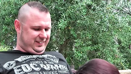 Ateşli Alman açık havada havuz başı sikiş festivali