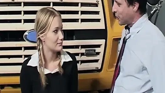 Sarışın hatun vahşi yolculukta zonklayan yarağın üzerinde salya akıtıyor