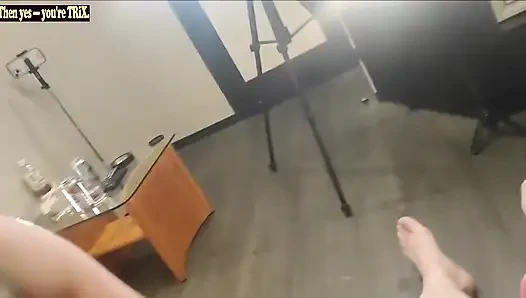 Masum görünümlü yetişkin model sadist edge'in sadık m man'i kabul etmekten zevk aldığını gösteriyor
