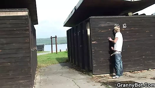 Azgın adam kamuda 70 yaşındaki sarışın anneanne sikikleri