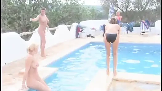Yüzme havuzunda ateşli orta yaşlı seksi kadınlar