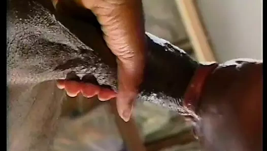 O mükemmel siyah göğüsleri üzerinde patlamak için alır