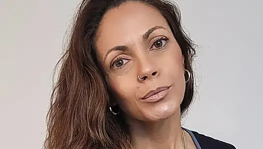 Doğal memeli ateşli orta yaşlı seksi kadın orgazm olana kadar sert biniyor
