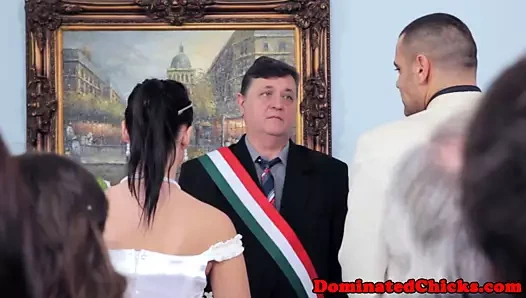 Düğünden sonra güzel gelin hakim oldu