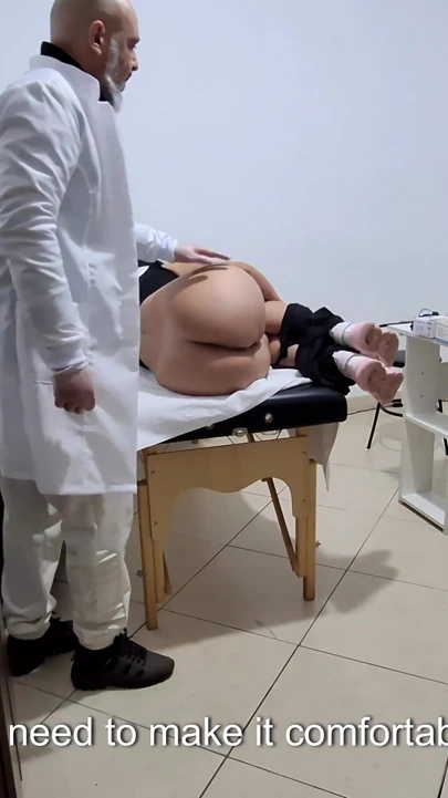 Orta yaşlı seksi kadın anal muayene sırasında proktolog tarafından parmaklanıyor. | Klip 1