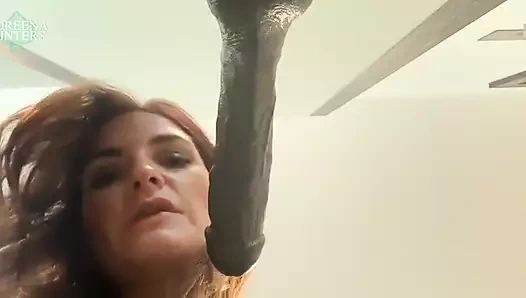 Senin yerini biliyorsun, gavat. Şimdi muhteşem ayaklarımın bu güzel büyük siyah yarağı mastürbasyon yaparken izle.