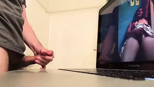 Boşalana kadar banyoda pornoya mastürbasyon yapıyorum
