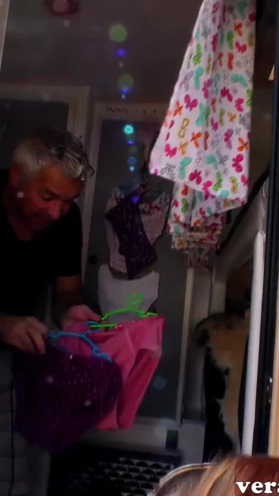 Сногсшибательный момент от "Немецкая худенькая милфа трахается со старым дедушкой в машине"