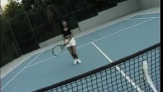 Azgın adam tenis kortunda iki seksi kızla sert sikişiyor