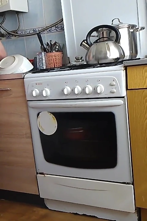 Arkadaşımın üvey annesinin poposunu istiyorum, mutfakta yemek yapmasını çok seviyorum