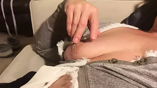 Jennifer şişmiş kedi ile oynuyor