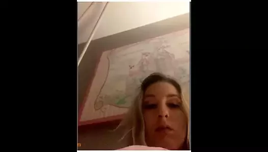 güzel meme piercing ile MİLF