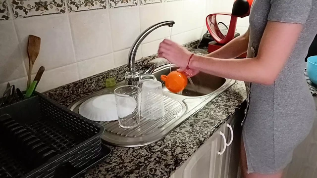 Sidikimle bulaşıkları yıkamak için benden yardım istiyor