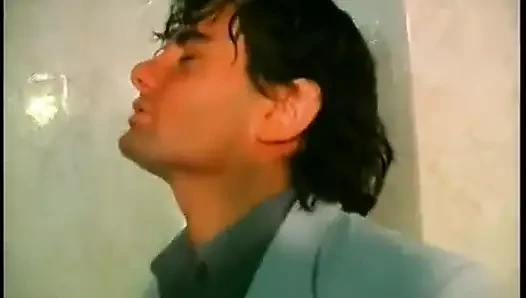 Orta yaşlı seksi kadın ıslak amcığını açıyor ve büyük klitorisini gösteriyor