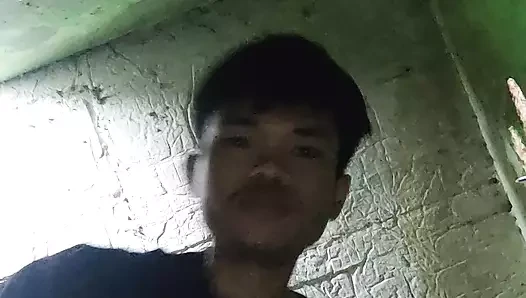 Oğlan büyük boşalan üzerinde kamera