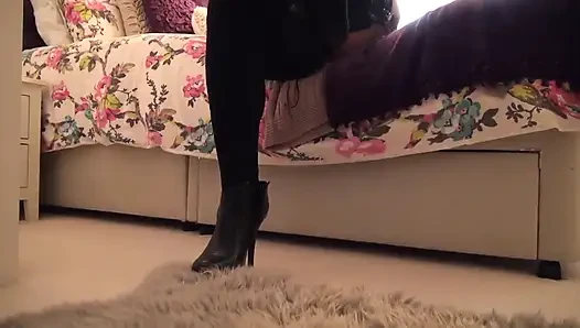 Azgın esmer üvey anne üvey oğlunun yarağıyla sert sikişmek istiyor