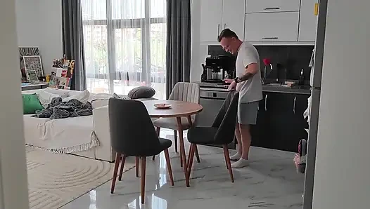 Üvey oğlum beni izliyor