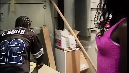 büyük göğüsleri ile fahişe kafa verir ve çivilenmiş alır