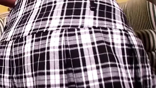 Fransız sarışın genç kız sıkı götüne kalın bir penis sokuyor