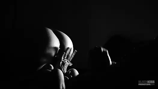 İki aşık birbirleriyle edepsizce konuşuyor