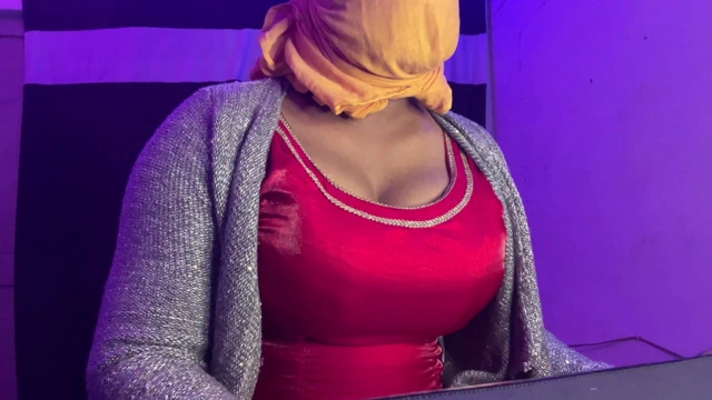 Parlak kırmızı takım elbiseli büyük memeli traverten