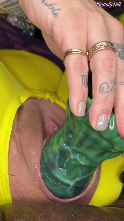 Şişme dildo ile amcığını esnetiyor