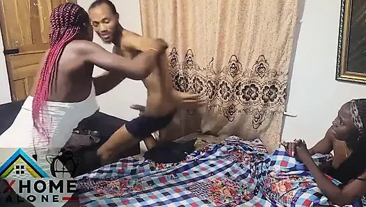 Afrikalı anne bu ateşli üçlü grup sekste erkek arkadaşını üvey kızıyla paylaşıyor