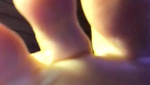 Ayaklarının kokusunu almak istemez miydin?