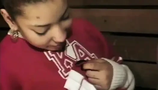 Bal tenli amigo kız adamın sikini emmeden önce amını yalatıyor