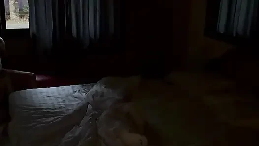 Karım gösteriş yapmayı seviyor.