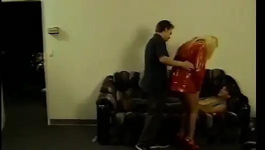 Sevimli sarışın kanepede deliklerini dolduran iki yarak alıyor