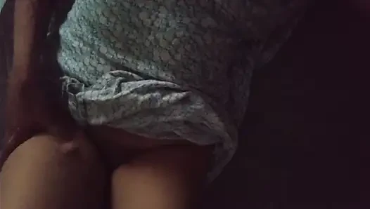 Büyük memeli ateşli üvey kız kardeş üvey erkek kardeşinin dildo oyunuyla vahşice sikiliyor