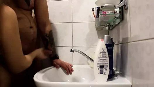 Üvey kardeş, erkek kardeşinin mastürbasyon yapmasına yardım etti!