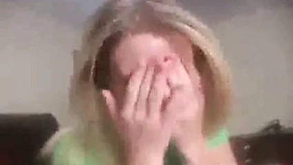 Kabarcık sıcak sürtük popo yanaklarını yağlıyor