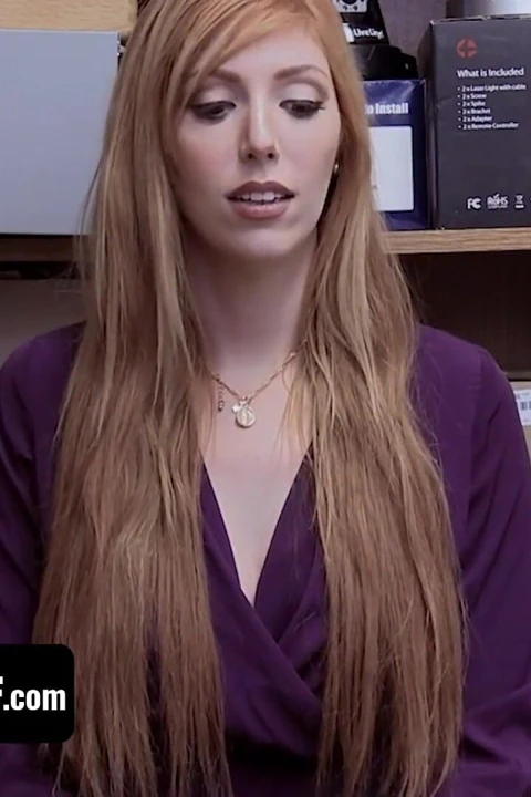 Shoplyfter mylf - kızıl saçlı orta yaşlı seksi kadın ve üvey kız azgın memurlar tarafından arka odada sikiliyor