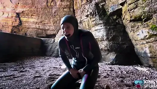 Parlak kauçuk kız özel mağarada azdırıyor