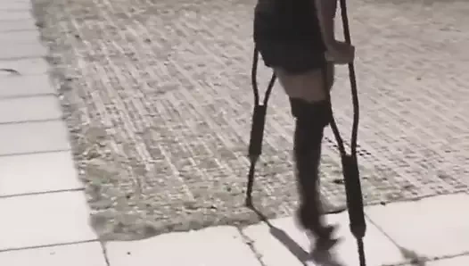 Ampute bayanlar saka sokakta yürümek