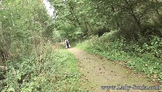 Açık havada soyunuyor