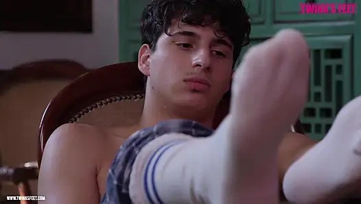 Bardağın içine işiyor, yutmak için yaratılmış, kirli ayak fetişi titreşimleri ve ham twink göt zevki.