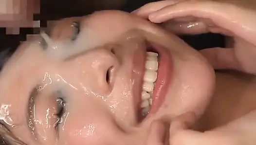 Olgun Allure Unleashed. Sonsuz çizgiler bekleyen yüzüne düşüyor